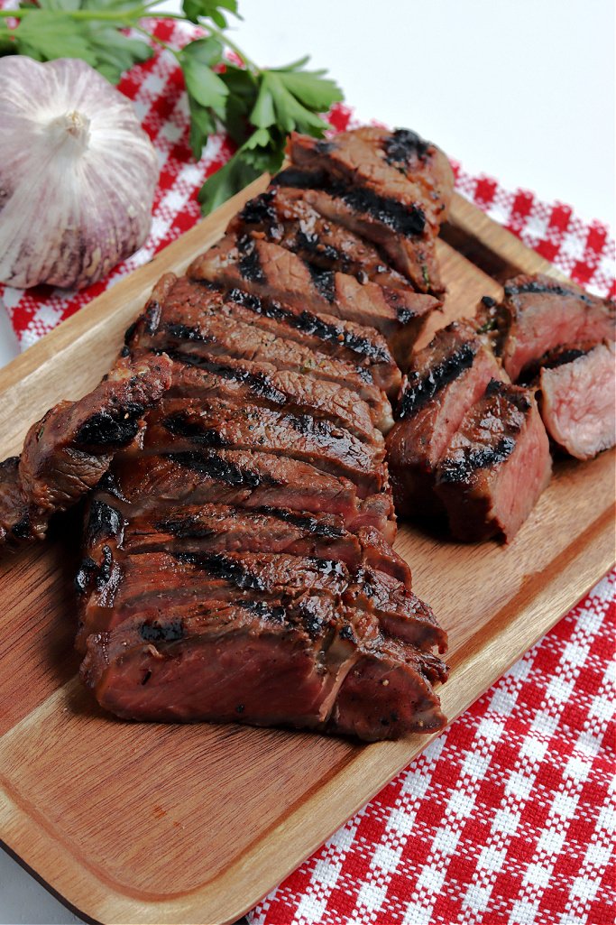 Steak mariné sur une planche à découper