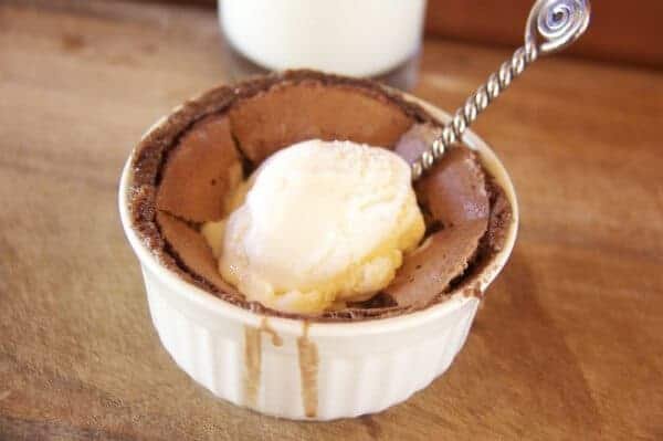 Image de gâteaux au chocolat en lava