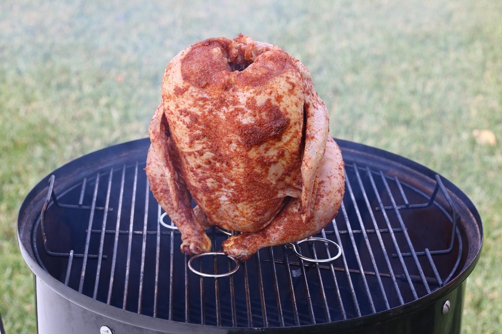 Poulet sur support à bière dans un fumeur Weber