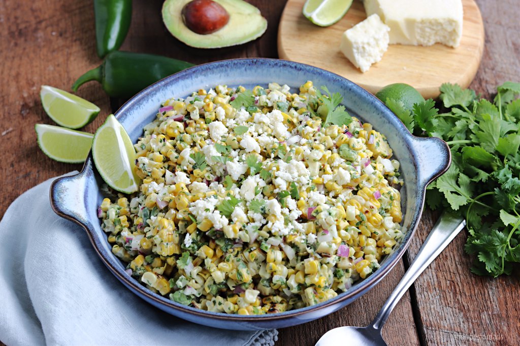 Maïs grillé mexicain servi avec du citron vert