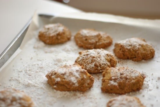 Biscuits à la courge cuits et saupoudrés de sucre glace