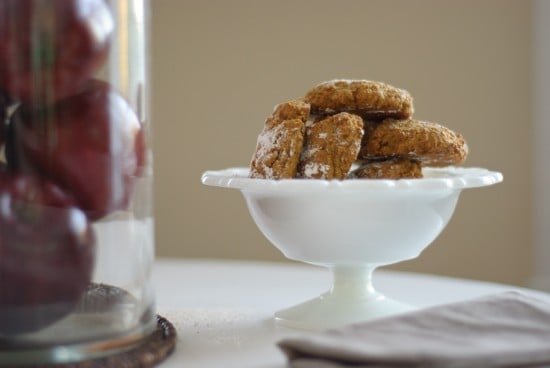 Biscuits à la courge dans un ancien plat à bonbons