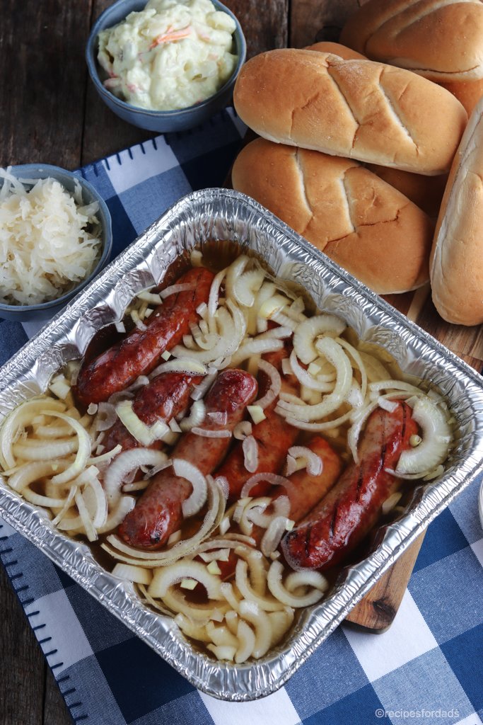 Bain de bière pour saucisses, saucissons avec oignons et bière dans une poêle