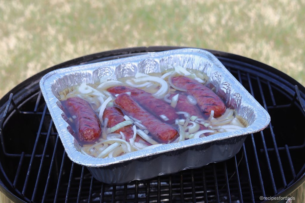 Saucisses dans la bière sur le gril